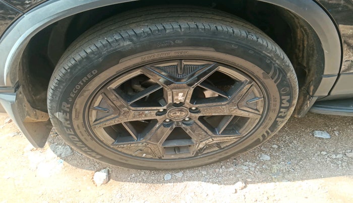 2024 Tata Safari ADVENTURE PLUS DARK EDITION AT, Diesel, Automatic, 19,489 km, tyre