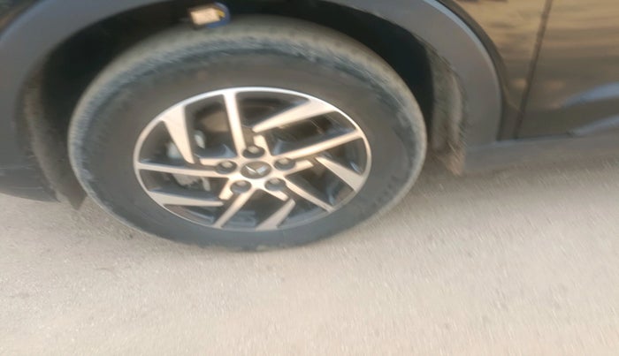 2023 Mahindra XUV300 W8 (O) 1.5 DIESEL, Diesel, Manual, 39,216 km, tyre