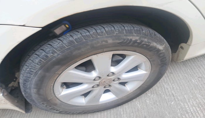 2009 Toyota Corolla Altis G PETROL, Petrol, Manual, 1,19,399 km, tyre