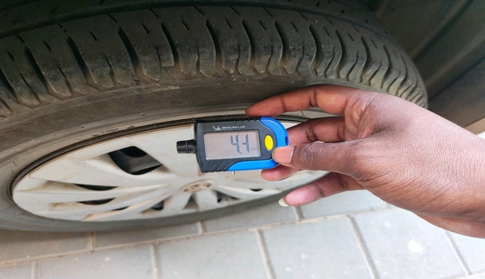 2011 Toyota Etios G, Petrol, Manual, 64,295 km, tyre