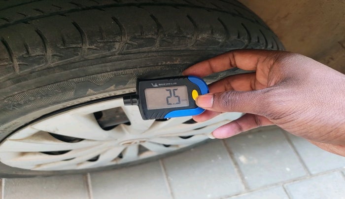 2011 Toyota Etios G, Petrol, Manual, 64,295 km, tyre