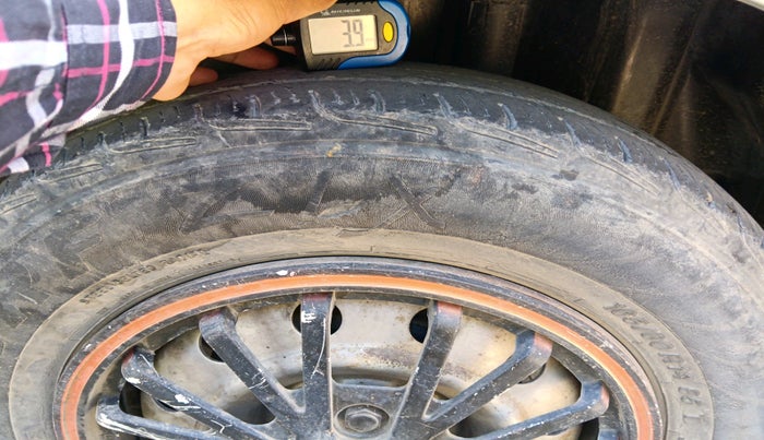 2011 Maruti Swift Dzire LXI, Petrol, Manual, 1,02,339 km, tyre