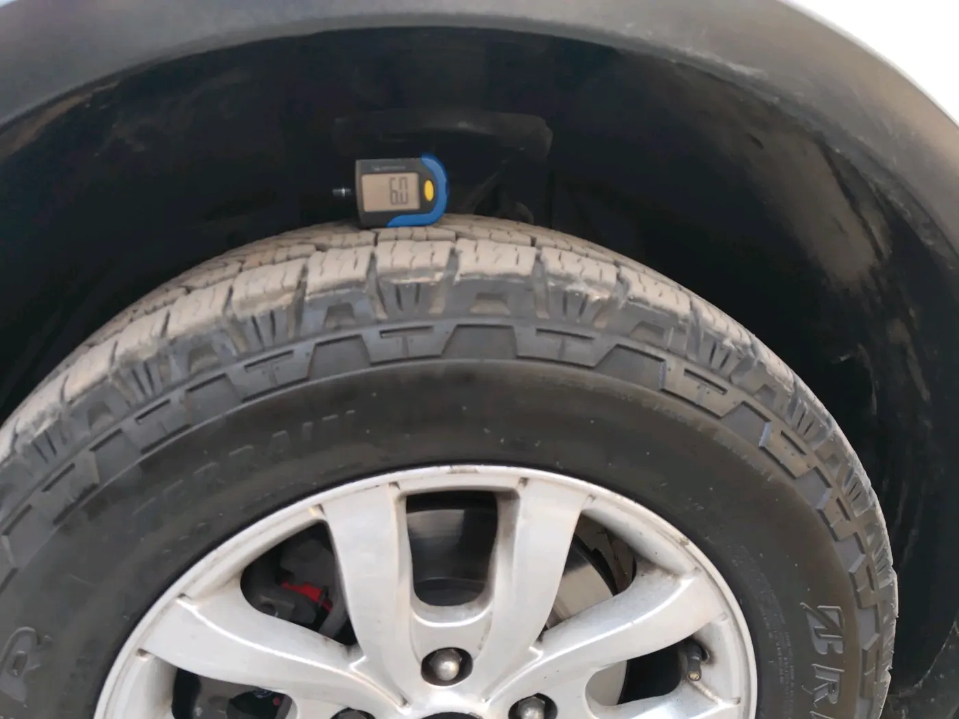 2016 Mahindra XUV500 W10 AT, Diesel, Automatic, 1,08,186 km, tyre