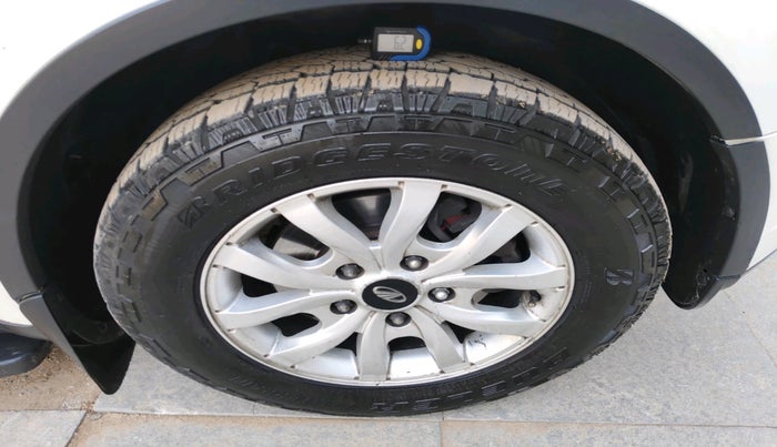 2016 Mahindra XUV500 W10 AT, Diesel, Automatic, 1,08,186 km, tyre