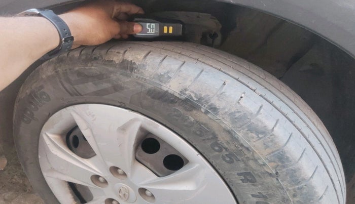 2017 Hyundai Creta E PLUS 1.4 DIESEL, Diesel, Manual, 1,69,020 km, tyre