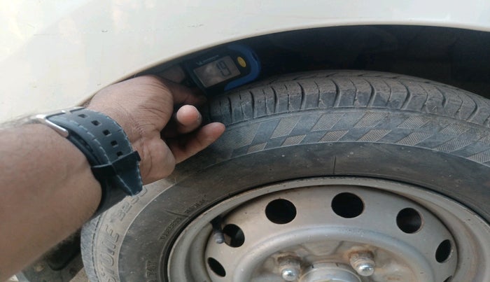 2015 Hyundai Eon ERA +, CNG, Manual, 1,97,920 km, tyre