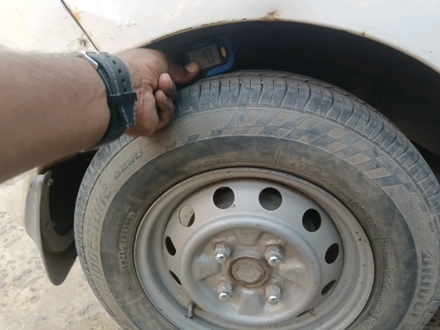 2015 Hyundai Eon ERA +, CNG, Manual, 1,97,920 km, tyre