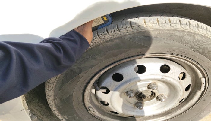 2015 Hyundai i10 MAGNA 1.1, CNG, Manual, 1,83,140 km, tyre