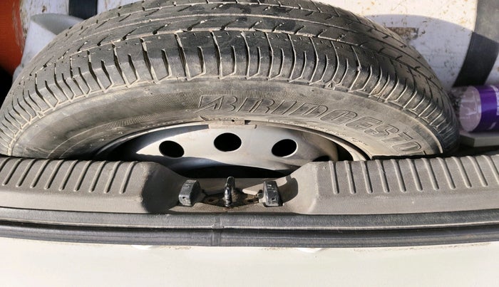 2015 Hyundai i10 MAGNA 1.1, CNG, Manual, 1,83,140 km, tyre