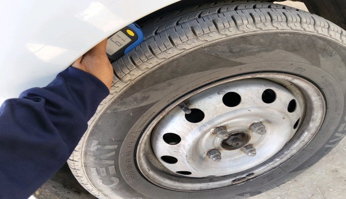 2015 Hyundai i10 MAGNA 1.1, CNG, Manual, 1,83,140 km, tyre