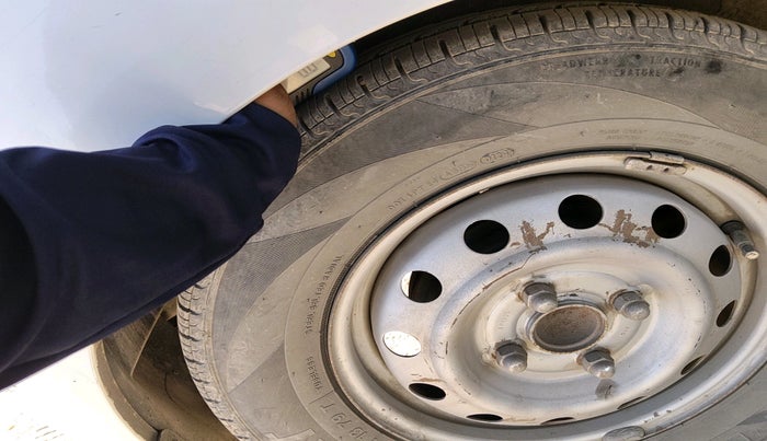 2015 Hyundai i10 MAGNA 1.1, CNG, Manual, 1,83,140 km, tyre