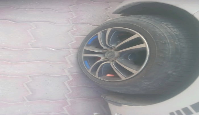 2013 Hyundai Grand i10 MAGNA 1.2 KAPPA VTVT, Petrol, Manual, 1,02,957 km, tyre