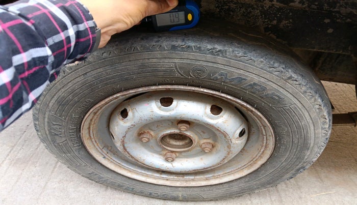 2011 Maruti Omni 5 STR, Petrol, Manual, 89,864 km, tyre