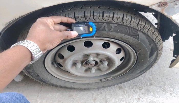 2011 Hyundai Eon ERA, CNG, Manual, 61,858 km, tyre