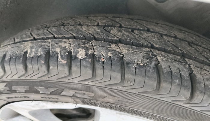 2017 Hyundai Elite i20 ASTA 1.4 CRDI (O), Diesel, Manual, 3,45,624 km, tyre