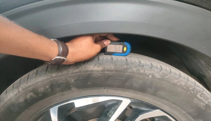 2023 KIA CARENS PRESTIGE PLUS 1.5 PETROL IMT 7 STR, Petrol, Manual, 14,679 km, tyre