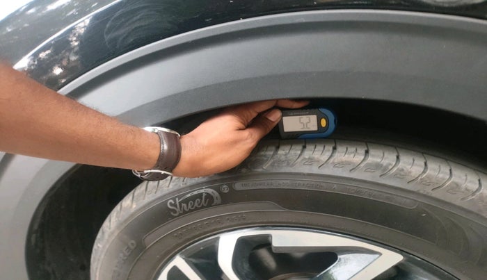 2023 KIA CARENS PRESTIGE PLUS 1.5 PETROL IMT 7 STR, Petrol, Manual, 14,679 km, tyre