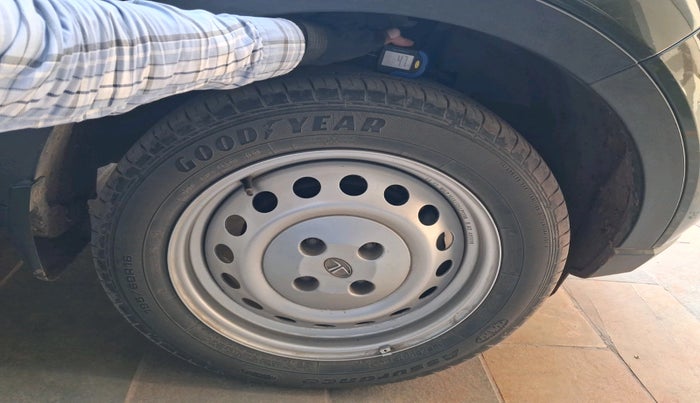 2020 Tata NEXON XE PETROL, Petrol, Manual, 32,641 km, tyre