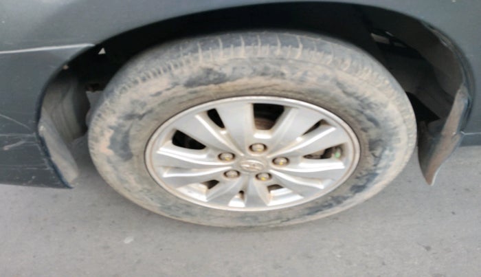 2011 Toyota Innova V 2.5 7 STR, Diesel, Manual, 1,38,210 km, tyre