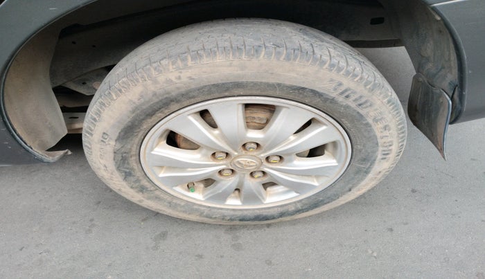 2011 Toyota Innova V 2.5 7 STR, Diesel, Manual, 1,38,210 km, tyre