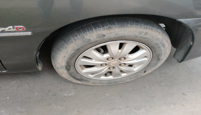 2011 Toyota Innova V 2.5 7 STR, Diesel, Manual, 1,38,210 km, tyre