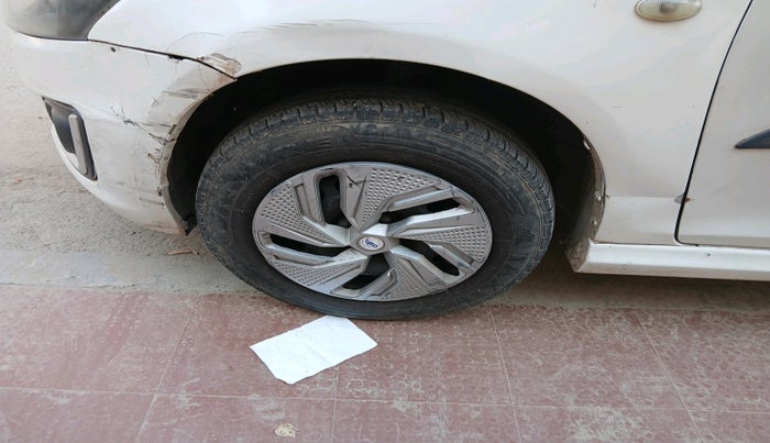 2015 Maruti Swift LXI (O), CNG, Manual, 79,001 km, tyre