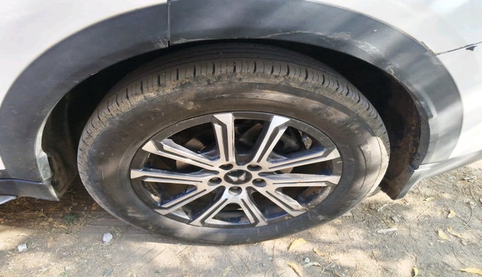 2024 Mahindra XUV700 AX7 Luxury Pack Diesel MT 7 STR, Diesel, Manual, 30,423 km, tyre