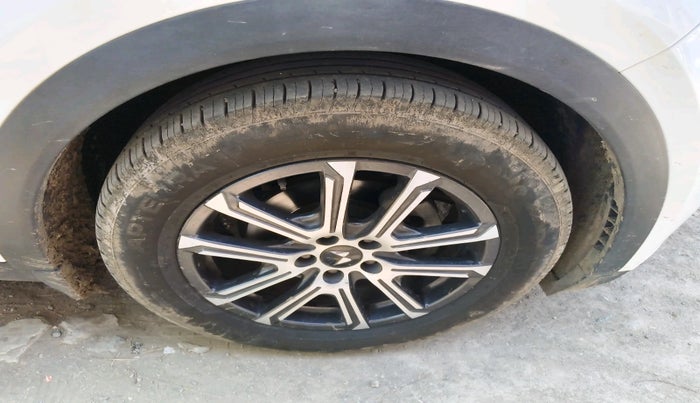 2024 Mahindra XUV700 AX7 Luxury Pack Diesel MT 7 STR, Diesel, Manual, 30,423 km, tyre