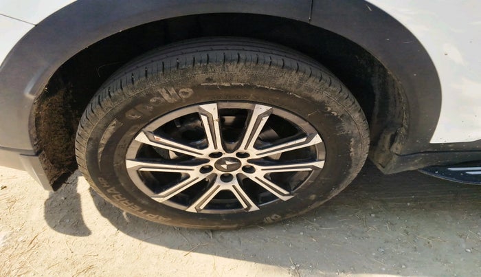 2024 Mahindra XUV700 AX7 Luxury Pack Diesel MT 7 STR, Diesel, Manual, 30,423 km, tyre