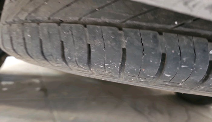 2008 Toyota Innova V 2.5 8 STR, Diesel, Manual, 2,47,281 km, tyre