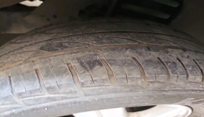 2008 Toyota Innova V 2.5 8 STR, Diesel, Manual, 2,47,281 km, tyre