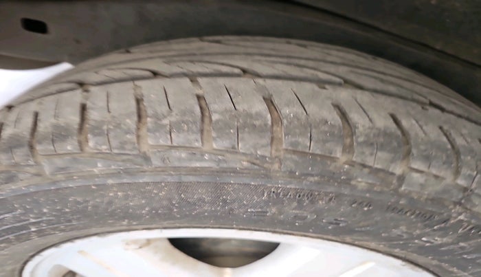 2008 Toyota Innova V 2.5 8 STR, Diesel, Manual, 2,47,281 km, tyre