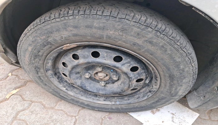 2015 Maruti Swift VXI, Petrol, Manual, 30,555 km, tyre