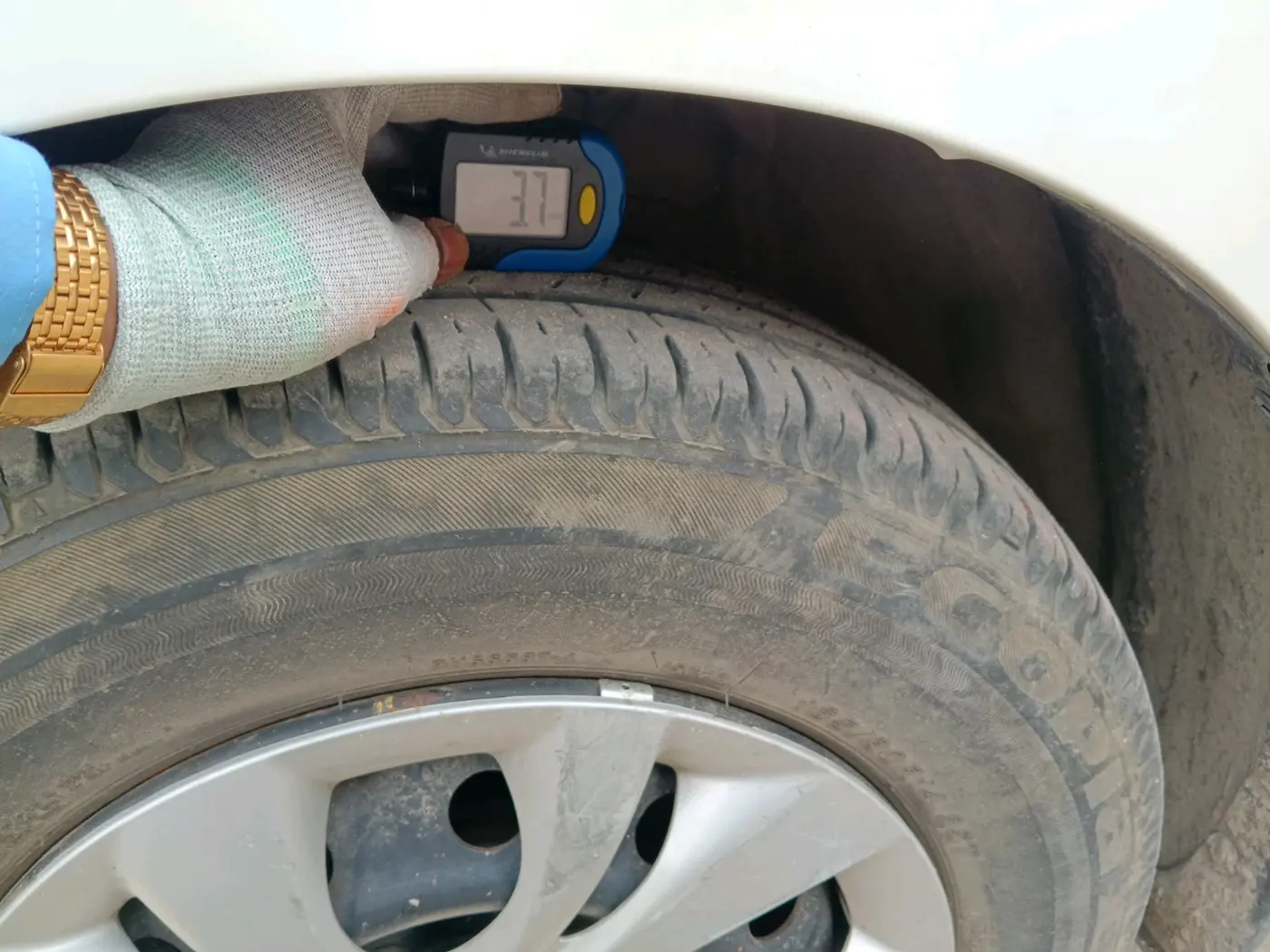 2022 Maruti Dzire VXI, CNG, Manual, 24,990 km, tyre