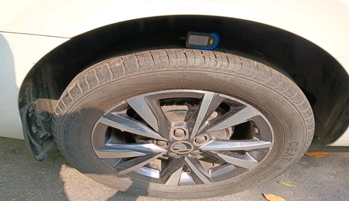 2022 Skoda SLAVIA STYLE 1.0L TSI MT, Petrol, Manual, 34,684 km, tyre