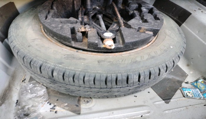 2016 Volkswagen Vento HIGHLINE 1.6 MPI, Petrol, Manual, 55,512 km, tyre