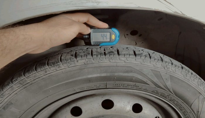 2011 Maruti Wagon R 1.0 LXI CNG, CNG, Manual, 2,21,585 km, tyre