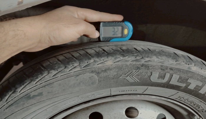 2011 Maruti Wagon R 1.0 LXI CNG, CNG, Manual, 2,21,585 km, tyre