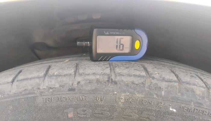 2009 Volkswagen Jetta COMFORTLINE 1.9 TDI AT, Diesel, Automatic, 1,64,126 km, tyre