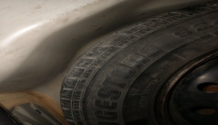 2013 Maruti Swift VDI, Diesel, Manual, 1,97,758 km, tyre