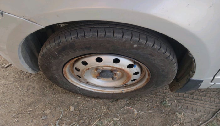 2011 Maruti Swift LXI, Petrol, Manual, 1,34,877 km, tyre