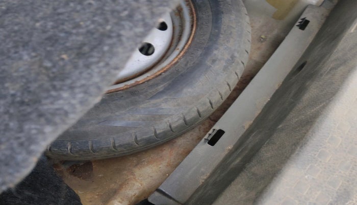 2011 Maruti Swift LXI, Petrol, Manual, 1,34,877 km, tyre