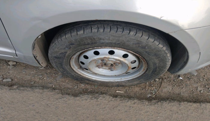 2011 Maruti Swift LXI, Petrol, Manual, 1,34,877 km, tyre