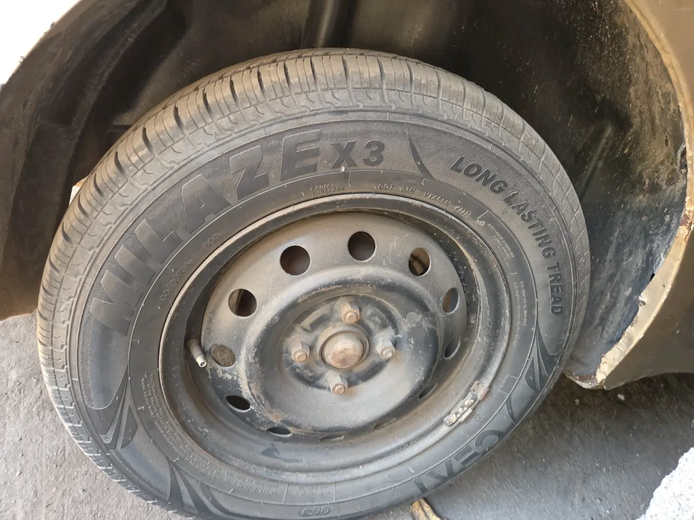 2008 Maruti Swift Dzire VDI, Diesel, Manual, 2,17,286 km, tyre