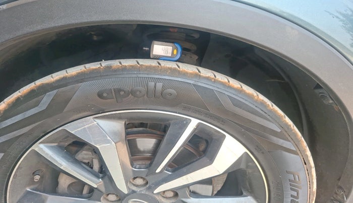 2020 Mahindra XUV300 W8 (O) 1.5 DIESEL, Diesel, Manual, 1,45,931 km, tyre