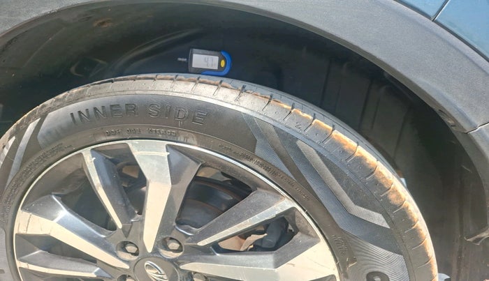 2020 Mahindra XUV300 W8 (O) 1.5 DIESEL, Diesel, Manual, 1,45,931 km, tyre