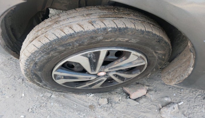 2015 Maruti Swift Dzire VXI, CNG, Manual, 1,07,501 km, tyre