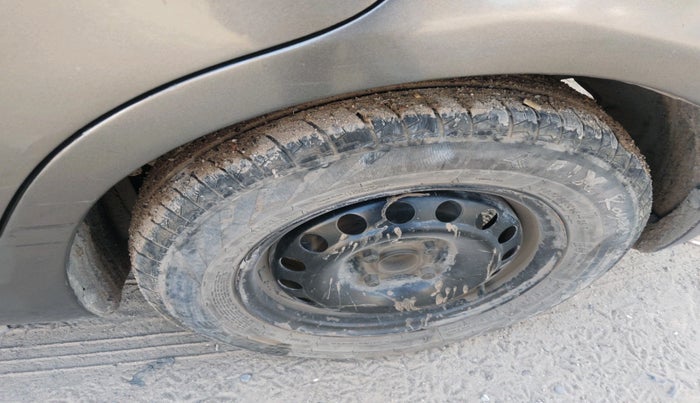 2015 Maruti Swift Dzire VXI, CNG, Manual, 1,07,501 km, tyre