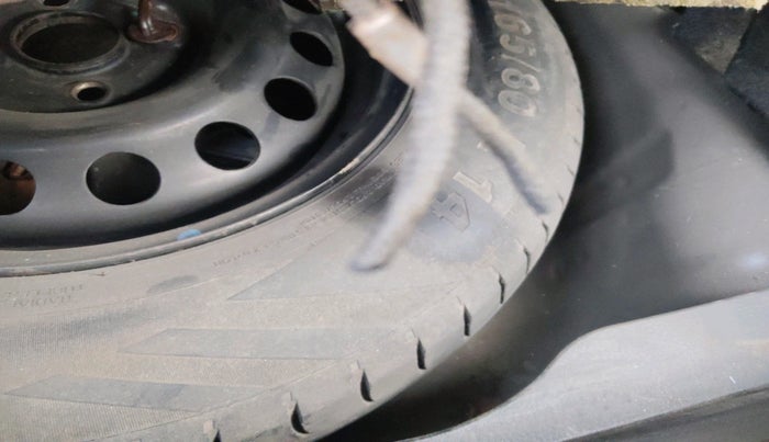 2015 Maruti Swift Dzire VXI, CNG, Manual, 1,07,501 km, tyre