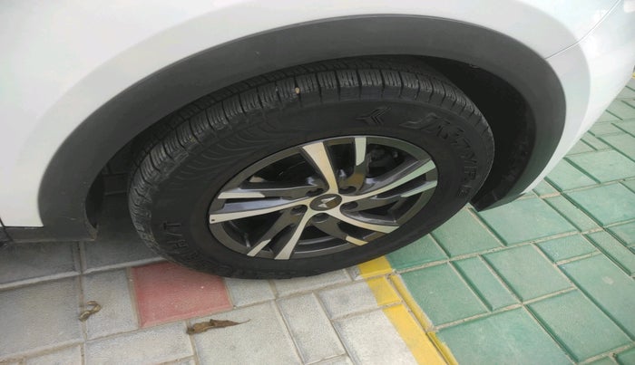 2022 Mahindra XUV700 AX 5 D AT 5 STR, Diesel, Automatic, 1,14,571 km, tyre